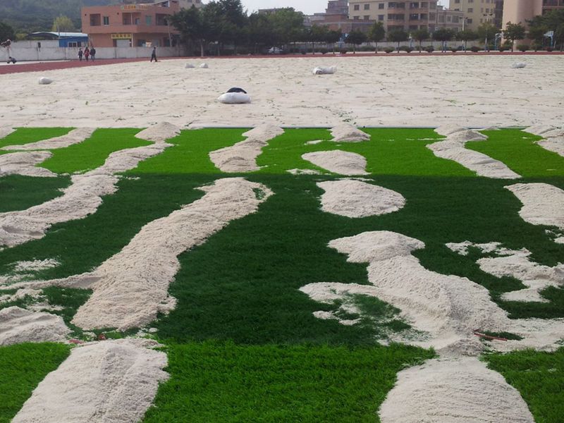 人造足球场场地为什么需要填充石英砂？每平方米需要填充多少为标准？